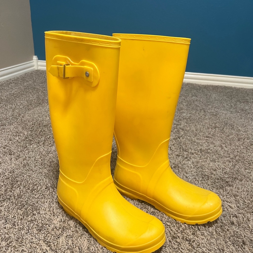 Yellow rain boots. Size 9. Gently worn, in good condition.